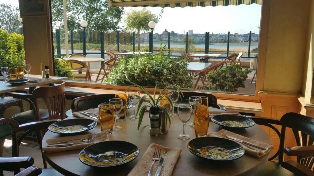 Logis Hotels - Au Poisson D'Argent - Hotel 3 Etoiles Et Restaurant Le Mesnil-en-Vallée Exteriör bild