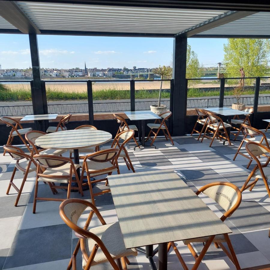 Logis Hotels - Au Poisson D'Argent - Hotel 3 Etoiles Et Restaurant Le Mesnil-en-Vallée Exteriör bild