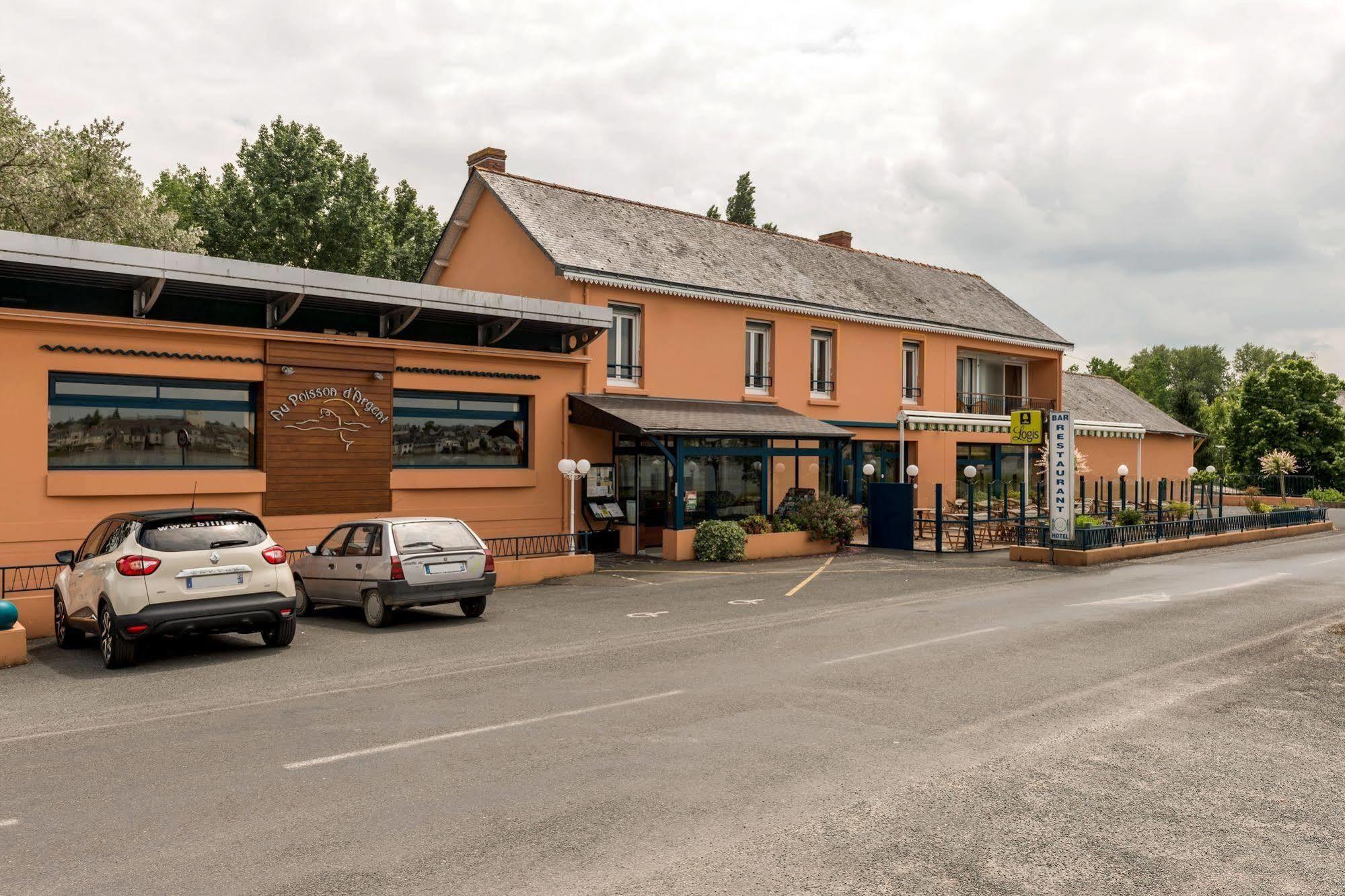 Logis Hotels - Au Poisson D'Argent - Hotel 3 Etoiles Et Restaurant Le Mesnil-en-Vallée Exteriör bild