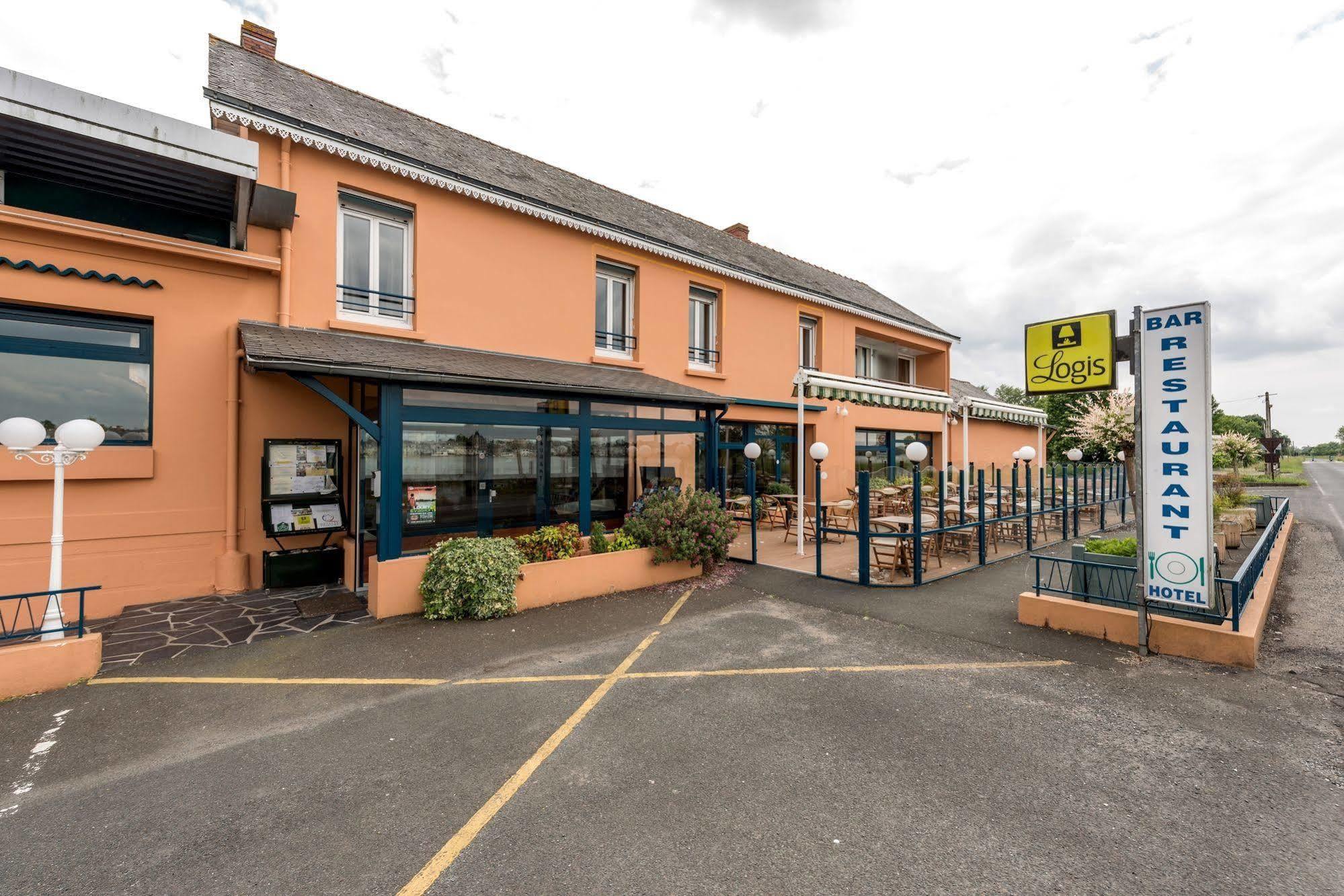 Logis Hotels - Au Poisson D'Argent - Hotel 3 Etoiles Et Restaurant Le Mesnil-en-Vallée Exteriör bild
