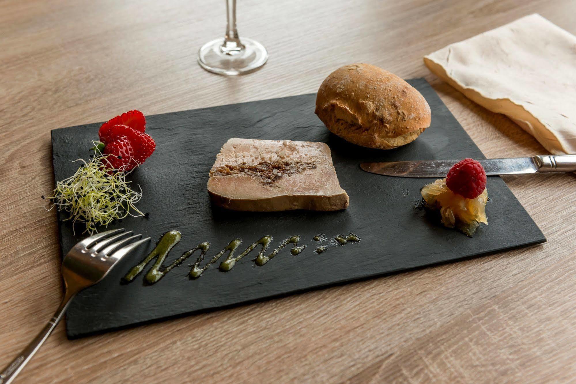 Logis Hotels - Au Poisson D'Argent - Hotel 3 Etoiles Et Restaurant Le Mesnil-en-Vallée Exteriör bild