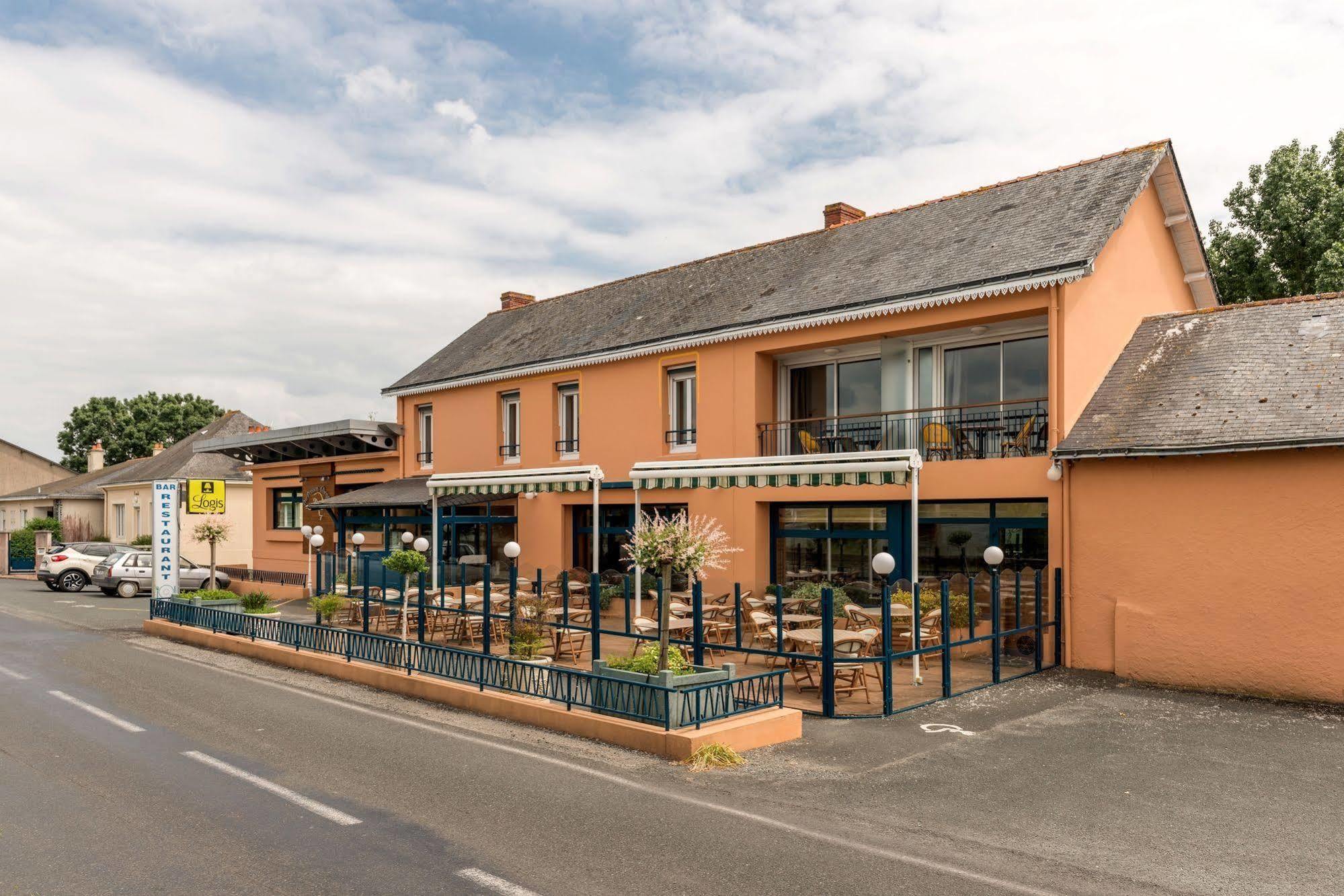 Logis Hotels - Au Poisson D'Argent - Hotel 3 Etoiles Et Restaurant Le Mesnil-en-Vallée Exteriör bild