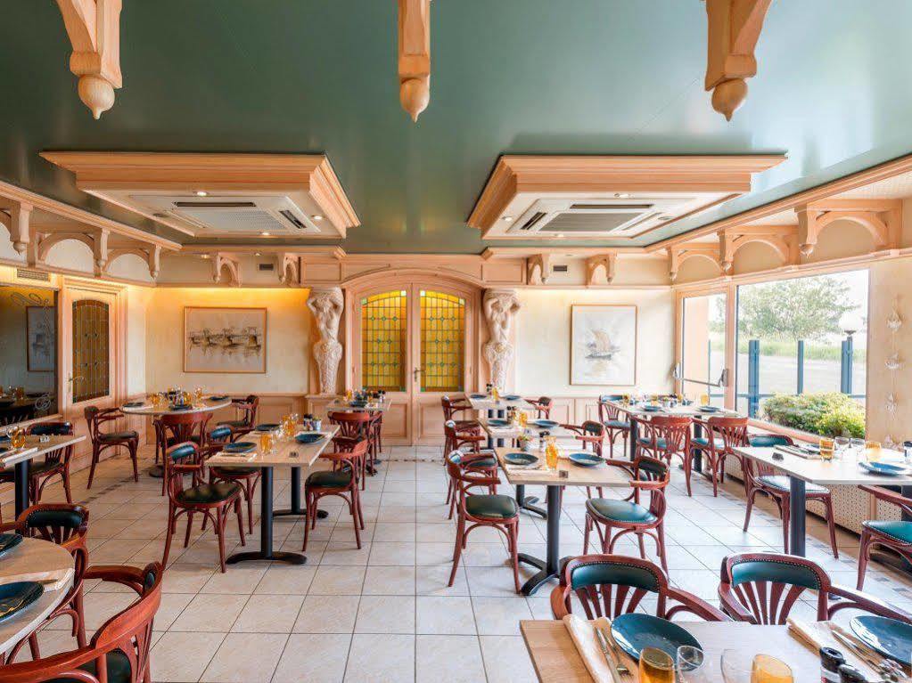 Logis Hotels - Au Poisson D'Argent - Hotel 3 Etoiles Et Restaurant Le Mesnil-en-Vallée Exteriör bild