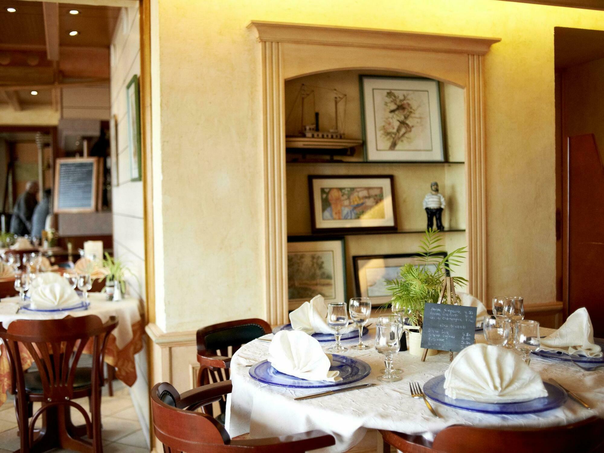 Logis Hotels - Au Poisson D'Argent - Hotel 3 Etoiles Et Restaurant Le Mesnil-en-Vallée Exteriör bild