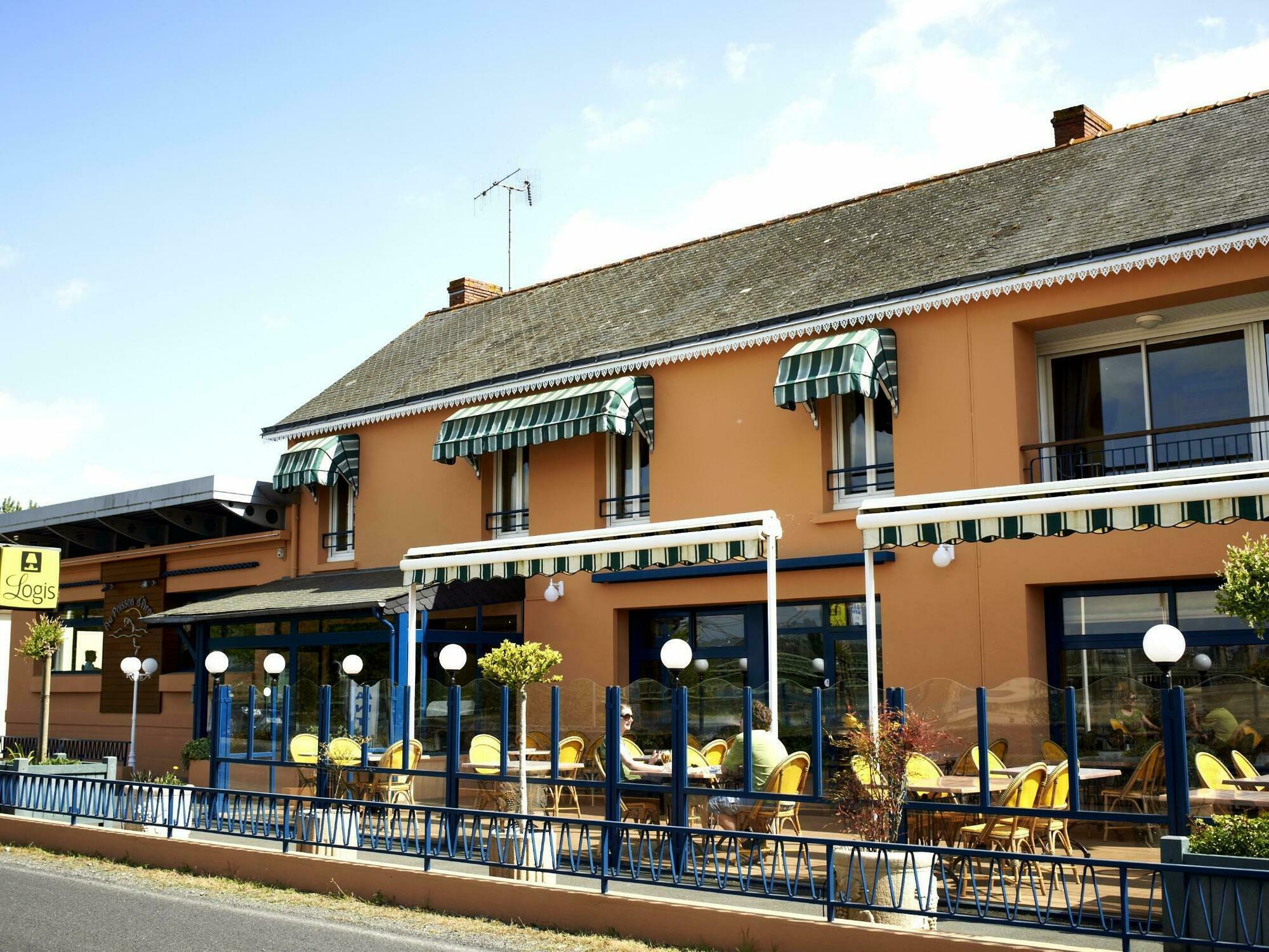 Logis Hotels - Au Poisson D'Argent - Hotel 3 Etoiles Et Restaurant Le Mesnil-en-Vallée Exteriör bild